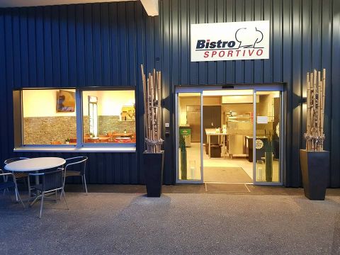 Bistro Sportivo – beleuchtetes Eingangsschild