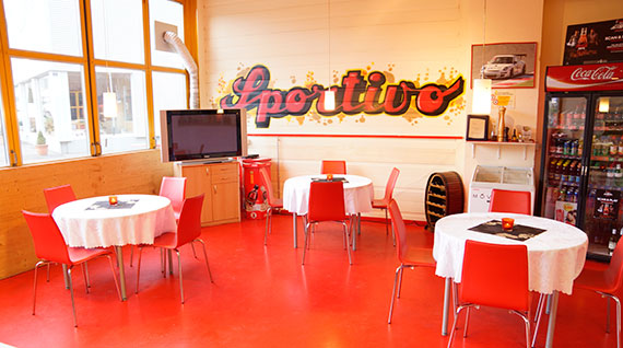Sportivo-Mural und roter Boden im Bistro