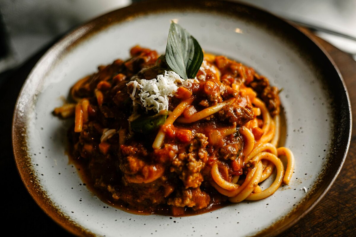 Frische Pasta mit Sauce, Tomaten und Kräutern