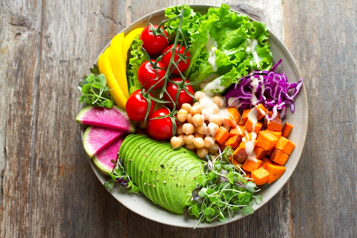Frischer, bunter Salat mit Gemüse und Avocado