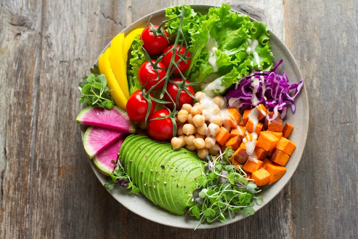 Frischer, bunter Salat mit Gemüse und Avocado