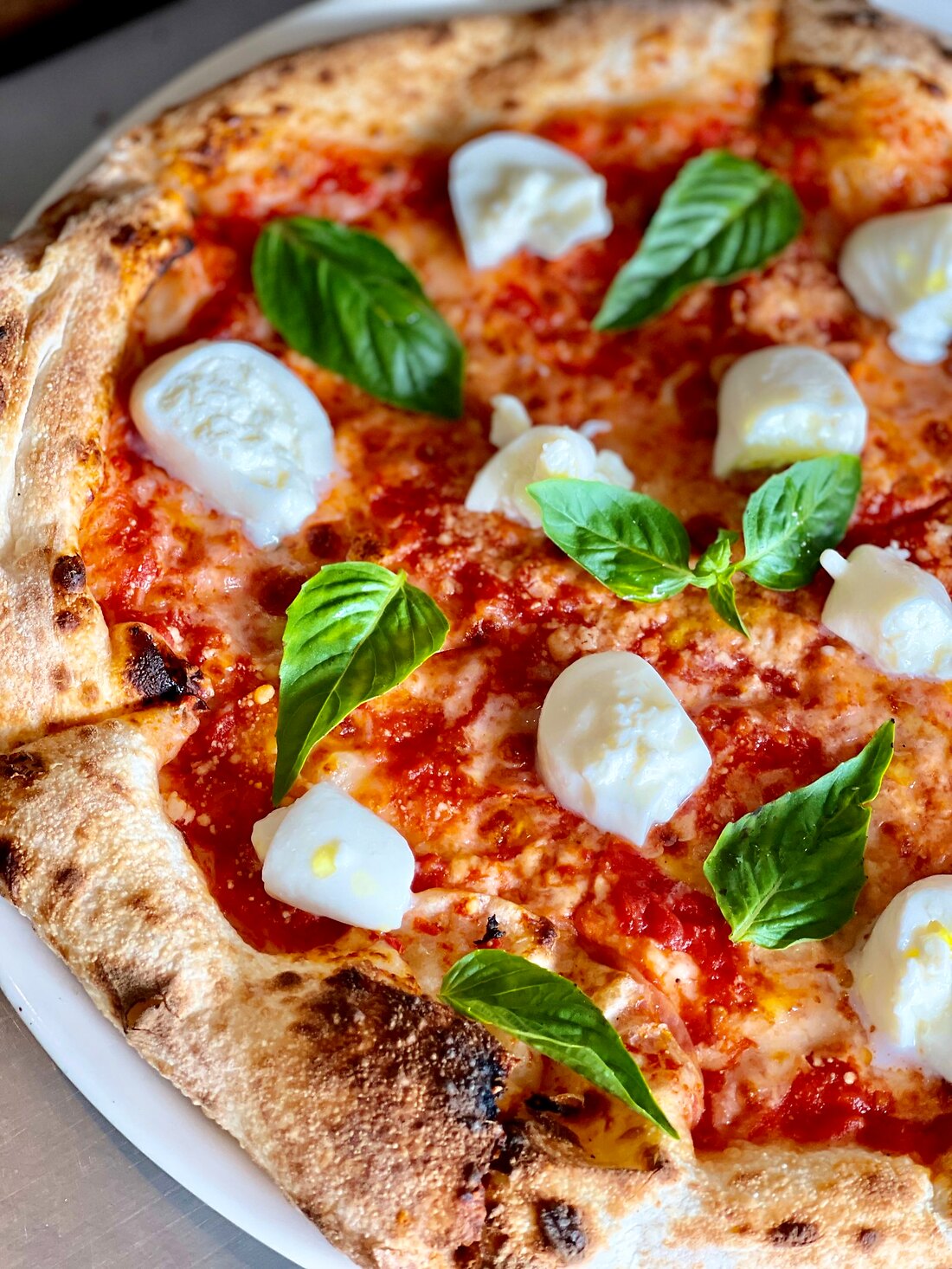 Frisch gebackene Pizza mit knusprigem Rand aus dem Ofen