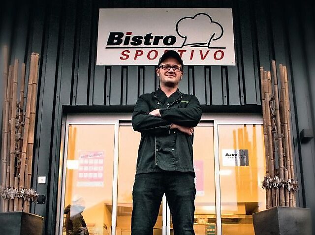 Inhaber Reto Graf vor dem Bistro Sportivo in Gelterkinden